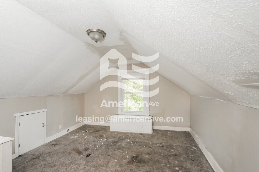 Building Photo - 2303 W Oak St