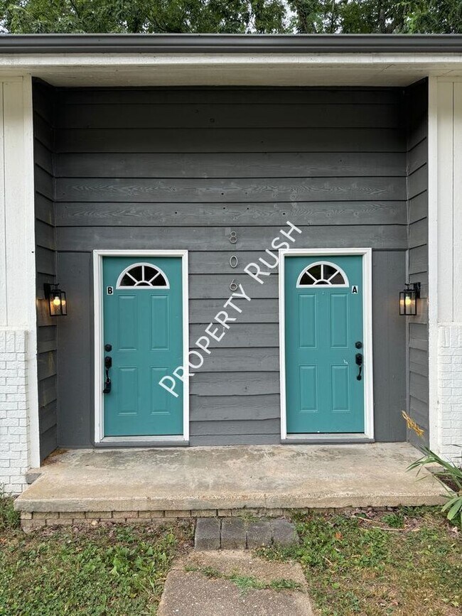 Building Photo - 806 Forest Dale Ln