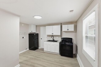 Building Photo - 308 E 7th St