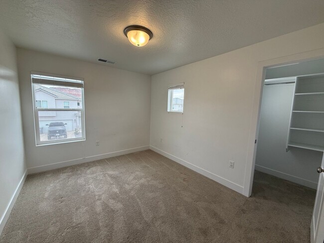 Building Photo - Mustang Valley Townhome - End Unit!