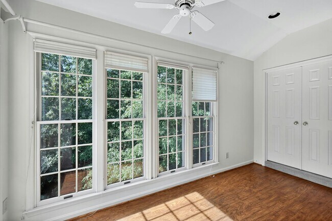 Building Photo - 2711 Summerview Way