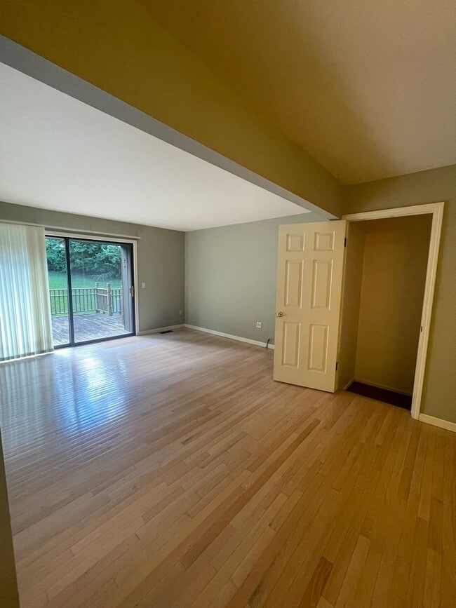 Building Photo - Updated End-Unit Condo in Earhart Village – Prime Location!