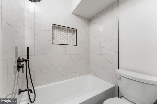 Building Photo - Spacious & Stylish North Shore Cluster Home Near Reston Town Center
