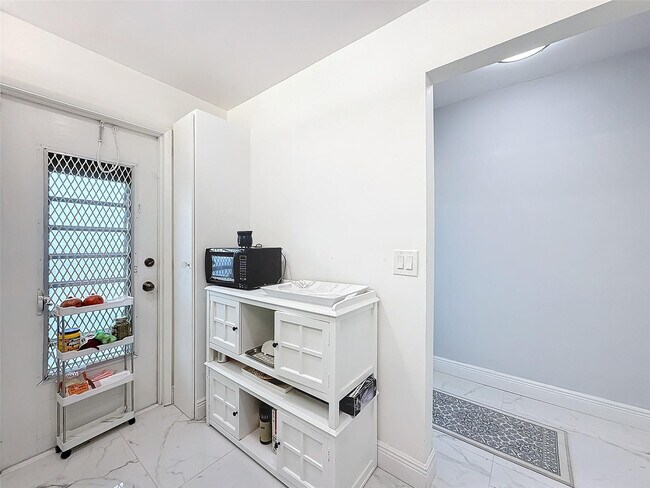 Building Photo - 2731 NE 14th Street Causeway