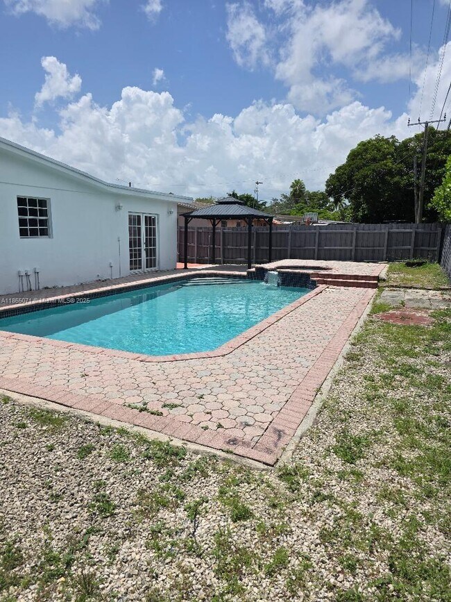 Building Photo - 9915 SW 87th St
