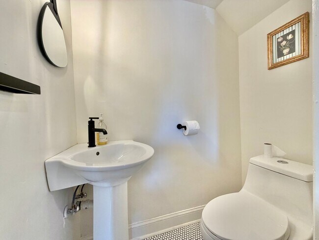 Building Photo - 907 Oak Tree Dr