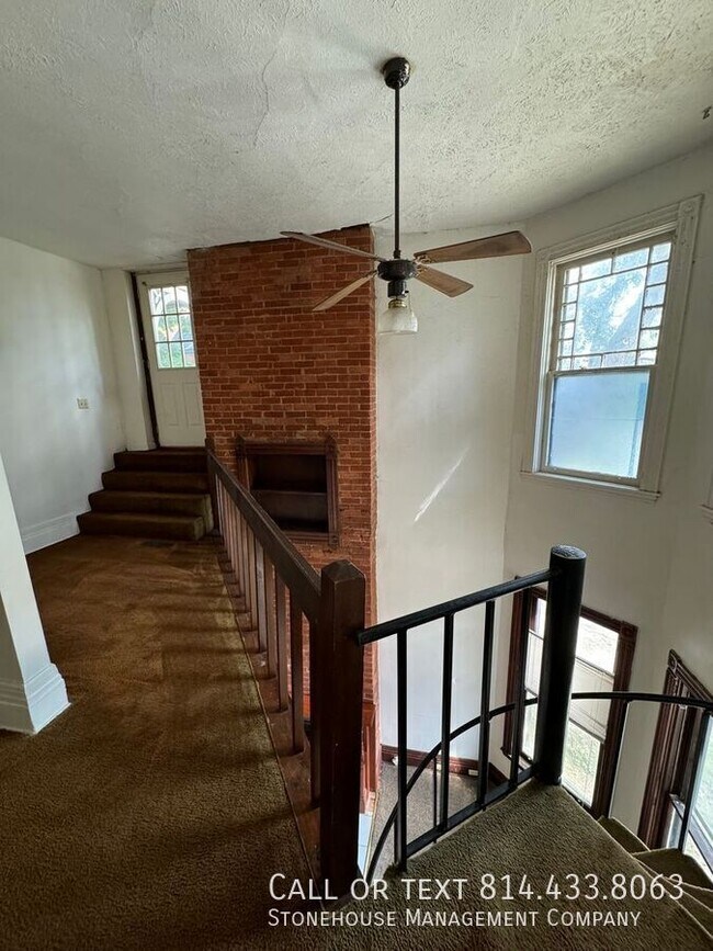 Building Photo - Beautiful Downtown Loft available!