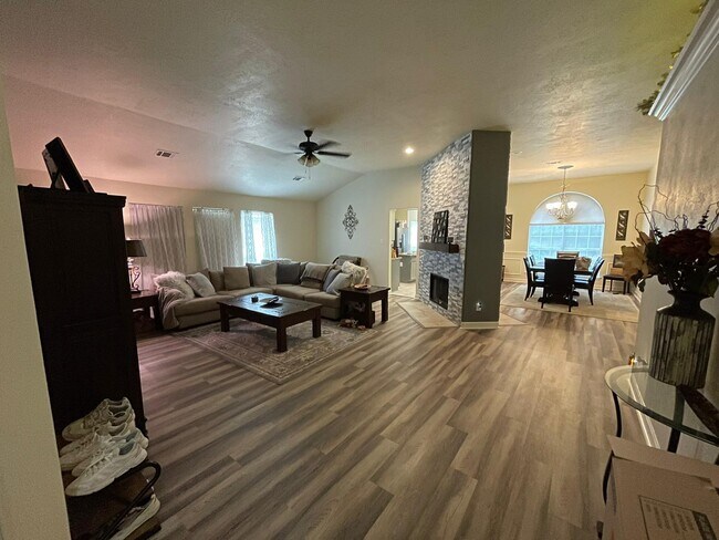 Building Photo - 4611 Silverlake Dr