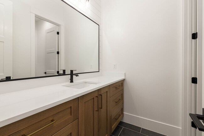 Building Photo - 6 bedroom with RV Garage and Hot Tub