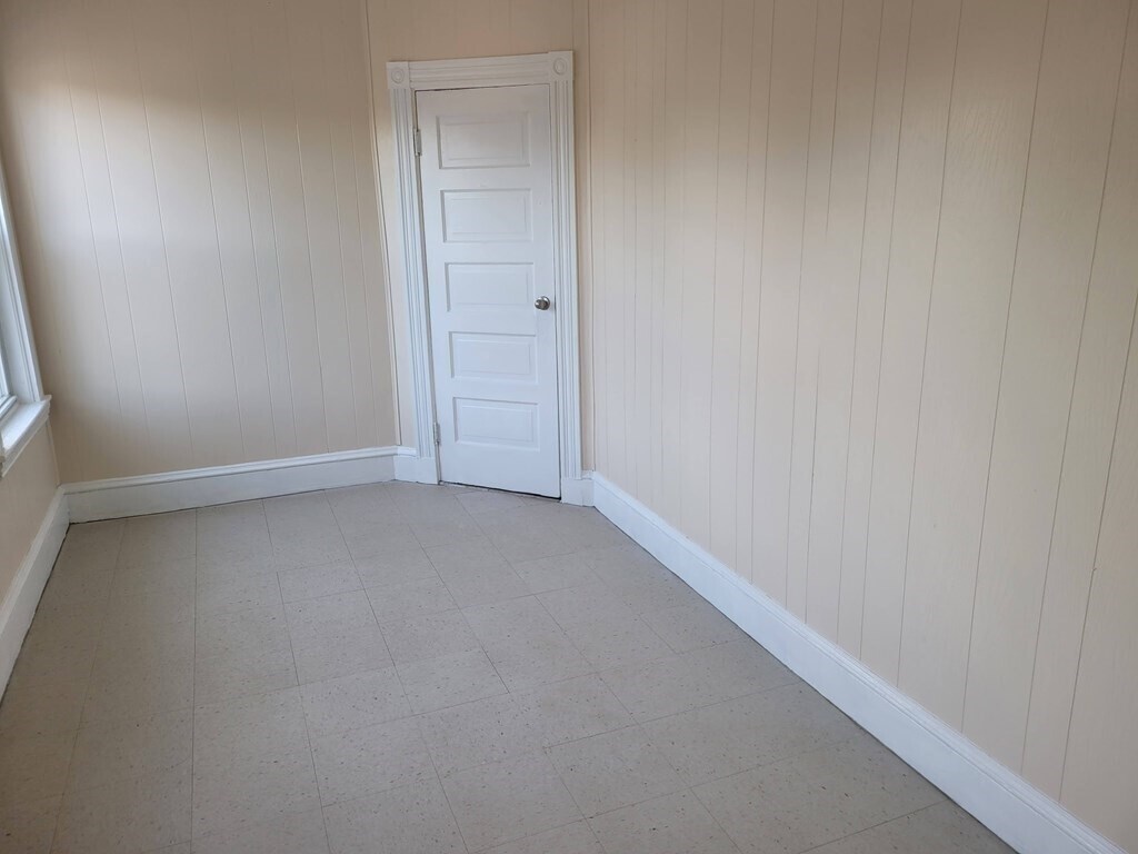 Building Photo - 150 River St