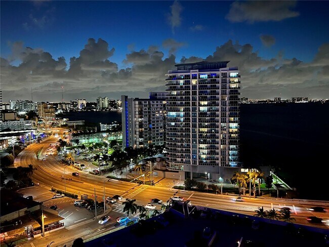 Building Photo - 7601 E Treasure Dr