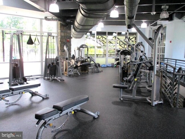 Building Photo - 2456 Eastbourne Dr