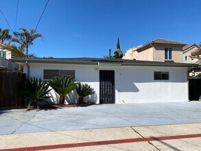 Building Photo - MOVE IN SPECIAL: Charming 2 Bedroom/1 Bath...