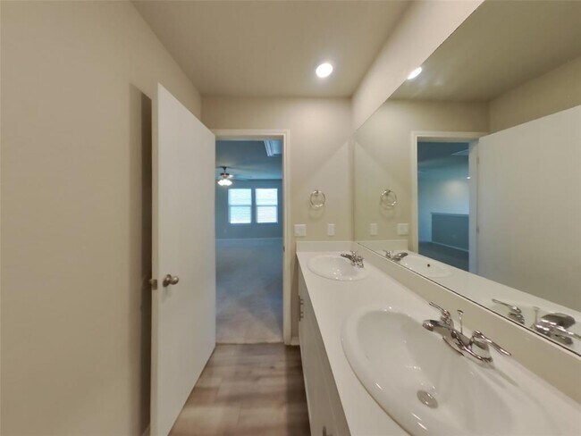 Building Photo - 5200 Saddle Clb Dr