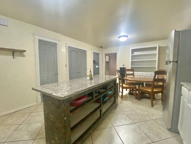 Building Photo - PRE- LEASING NOW for 2 bed 2 bath updated ...