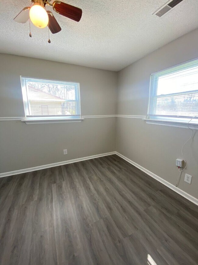 Building Photo - 3 Bed, 1.5 Bath | Charming Neighborhood | Close to Costco, Topgolf, and Shopping