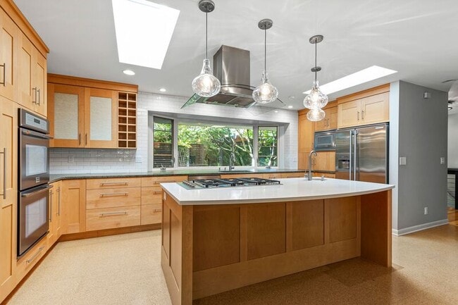 Primary Photo - 2640 SW Vista Dr