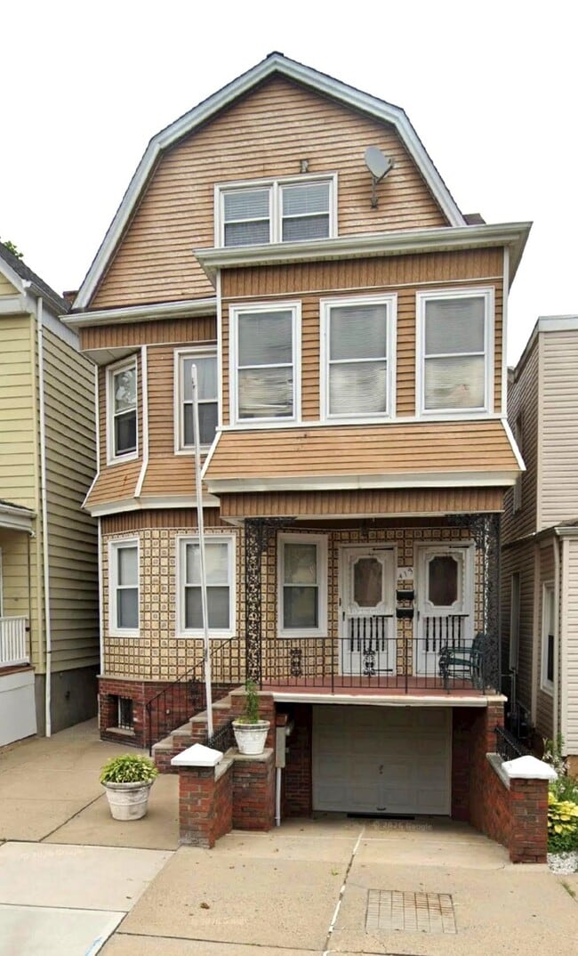 Building Photo - 413 Davis Ave