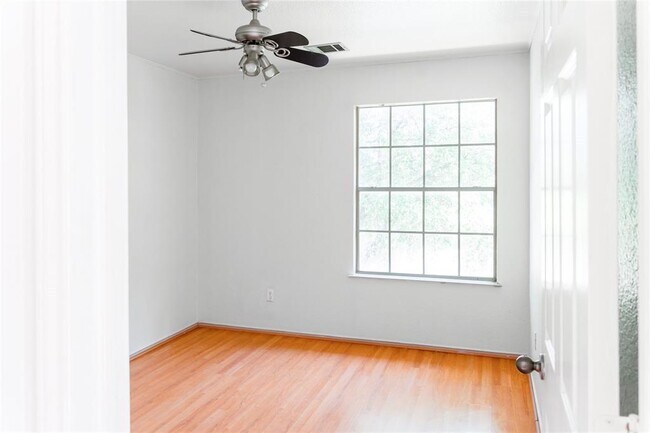 Building Photo - 15224 Sarah's Creek Dr