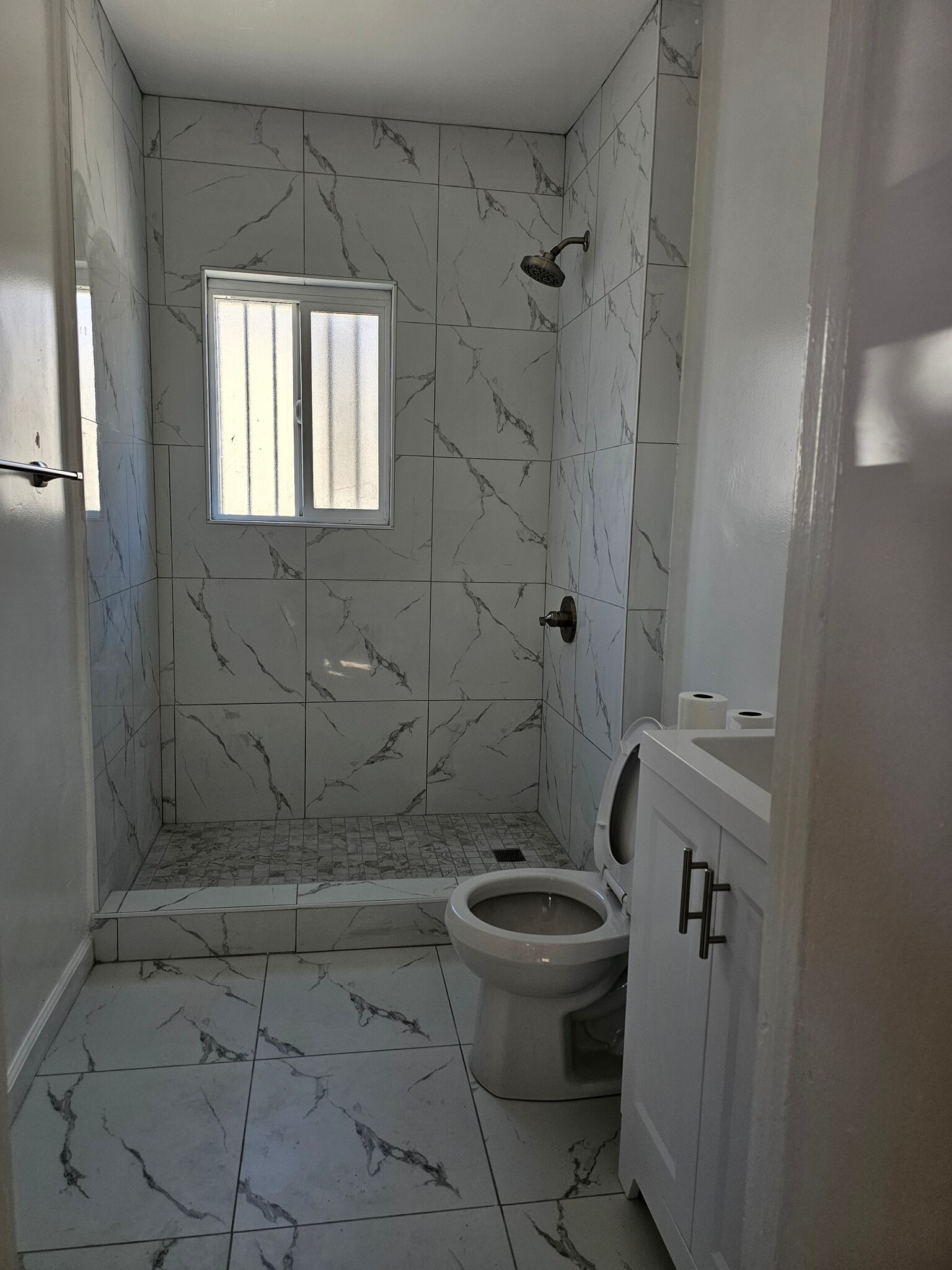 Building Photo - 527 1/2 W 19th St