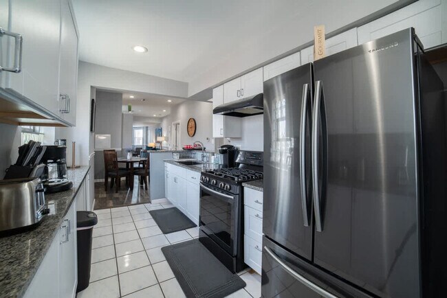 Building Photo - 2002 W Cermak Rd