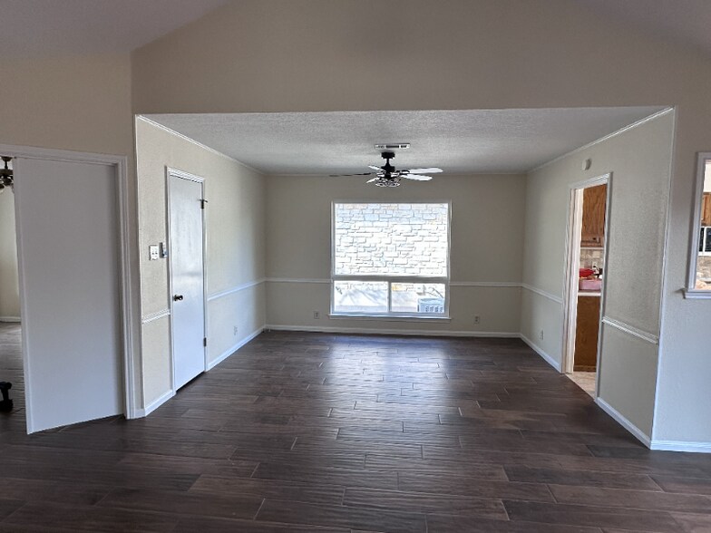 Building Photo - 1109 Lohmans Crossing Rd