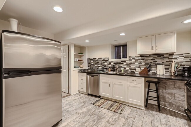 Building Photo - Coming Soon June 1st - Beautiful Garden level apartment in desirable West Wash Park