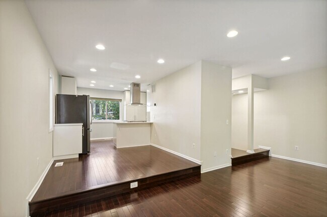 Building Photo - Reston-Renovated 3 BR / 2 BA / 2 1/2 BA En...