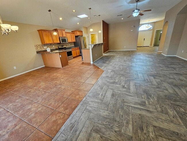 Building Photo - Beautiful Golf Course Area Home with 4 Bed...