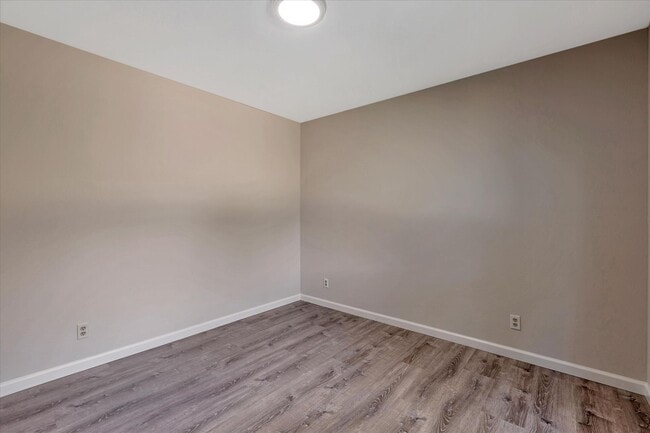 Building Photo - Beautifully Remodeled 4 Bedroom (+ bonus room and closet) 2 Bathroom Mountain View Home!