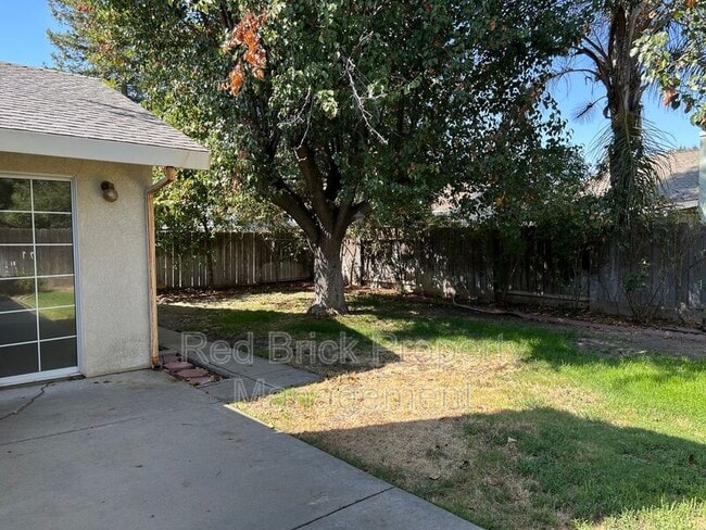 Building Photo - 1061 E Donna Dr