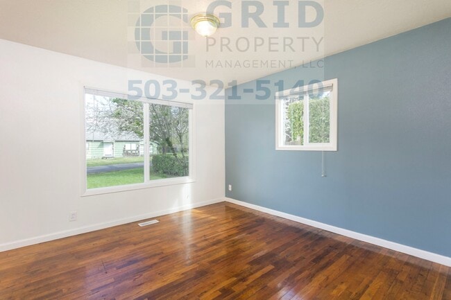 Building Photo - 2 Bedroom Bungalow in Northeast Portland - Huge Backyard!