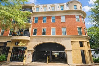 Building Photo - 560 Dutch Valley Rd NE