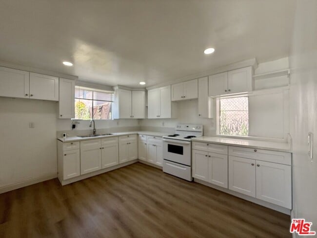 Building Photo - 3128 1st St