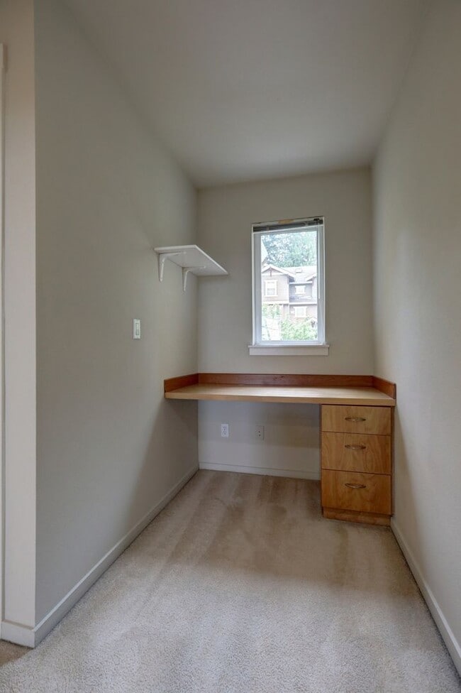 Building Photo - Lovely 2BR 1.75BA Issaquah Town Home, Perf...