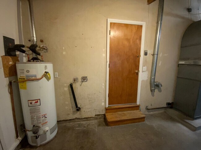 Building Photo - 3 Bedroom Single Story Home Available Near...