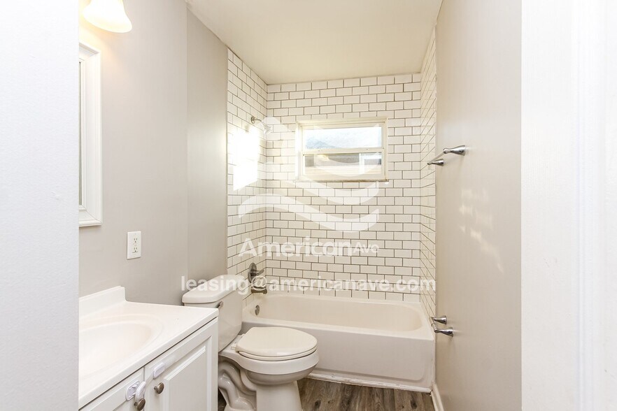 Building Photo - 2932 Lasalle St