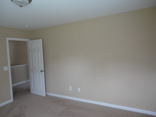 Building Photo - 210 Goldfinch Ct