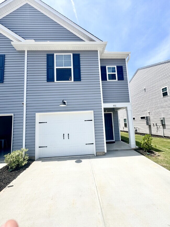 Building Photo - Brand new townhome - Perfect for students or families