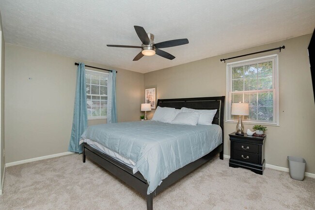 Building Photo - Inviting home with private fenced yard for pets