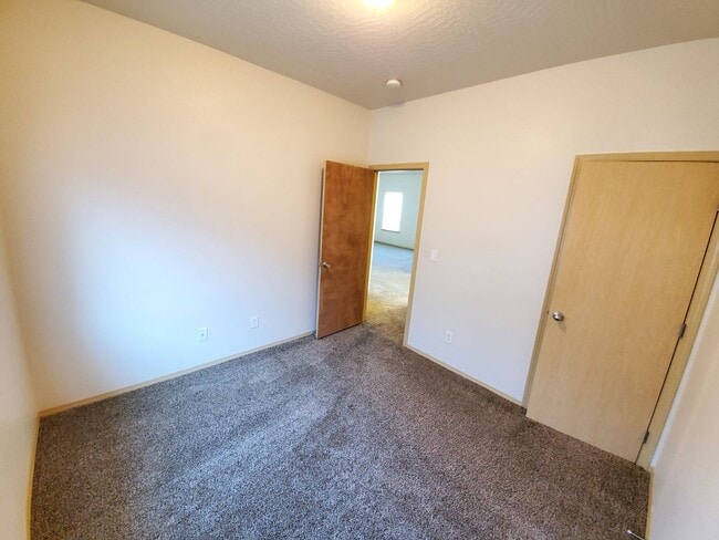 Building Photo - Small Dogs Welcome! 3 Bedroom, 2 Bathroom ...