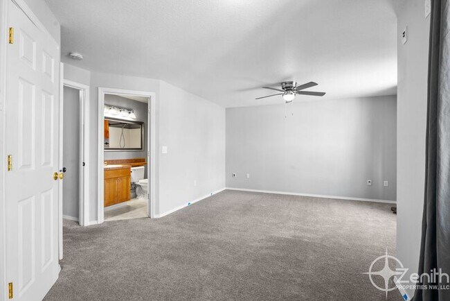 Building Photo - 8213 NE 38th Ct