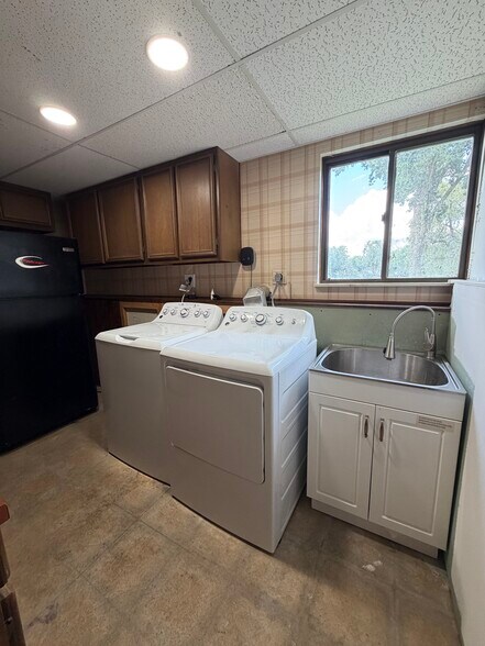 Building Photo - 4544 Hillview Shr