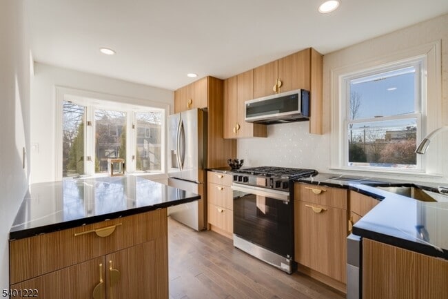 Building Photo - 21 Lombardy Pl