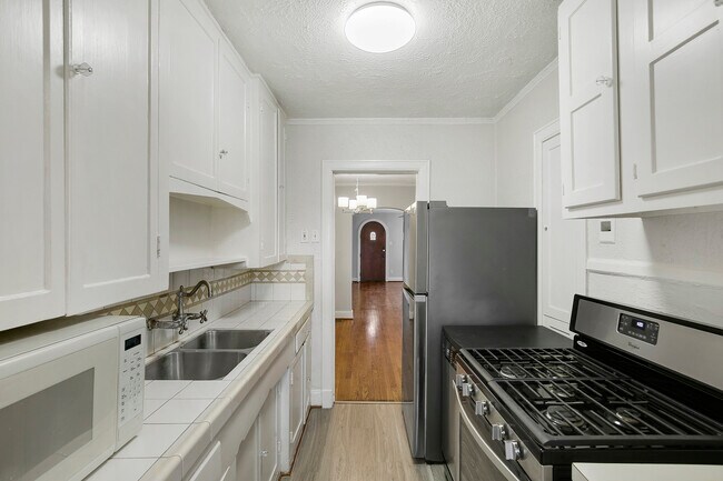 Building Photo - 5924 La Vista Dr