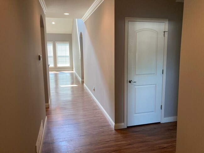 Building Photo - Bright 3BR Townhome with Bonus Room - Available NOW!
