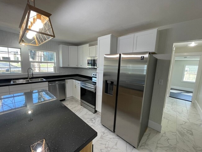 Building Photo - GORGEOUS 4 BEDROOM HOME