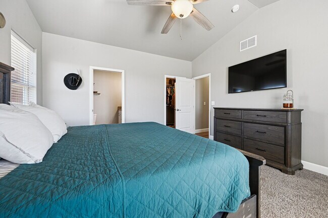 Building Photo - 1140 E Dove Creek Dr