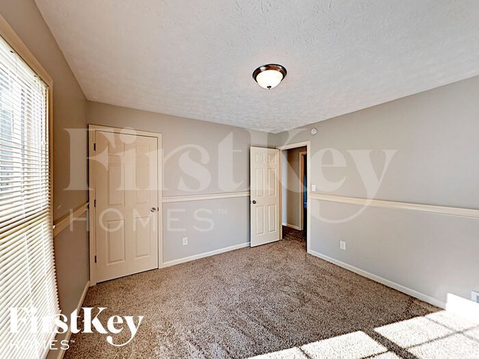 Building Photo - 452 Maplewood Ln