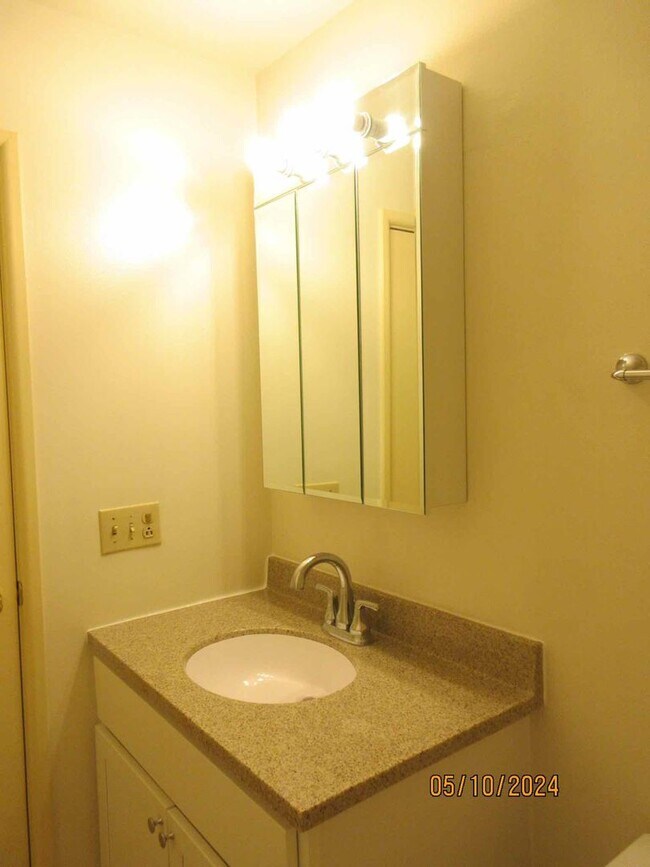 Building Photo - Upper 2 bedroom plus den in Germantown